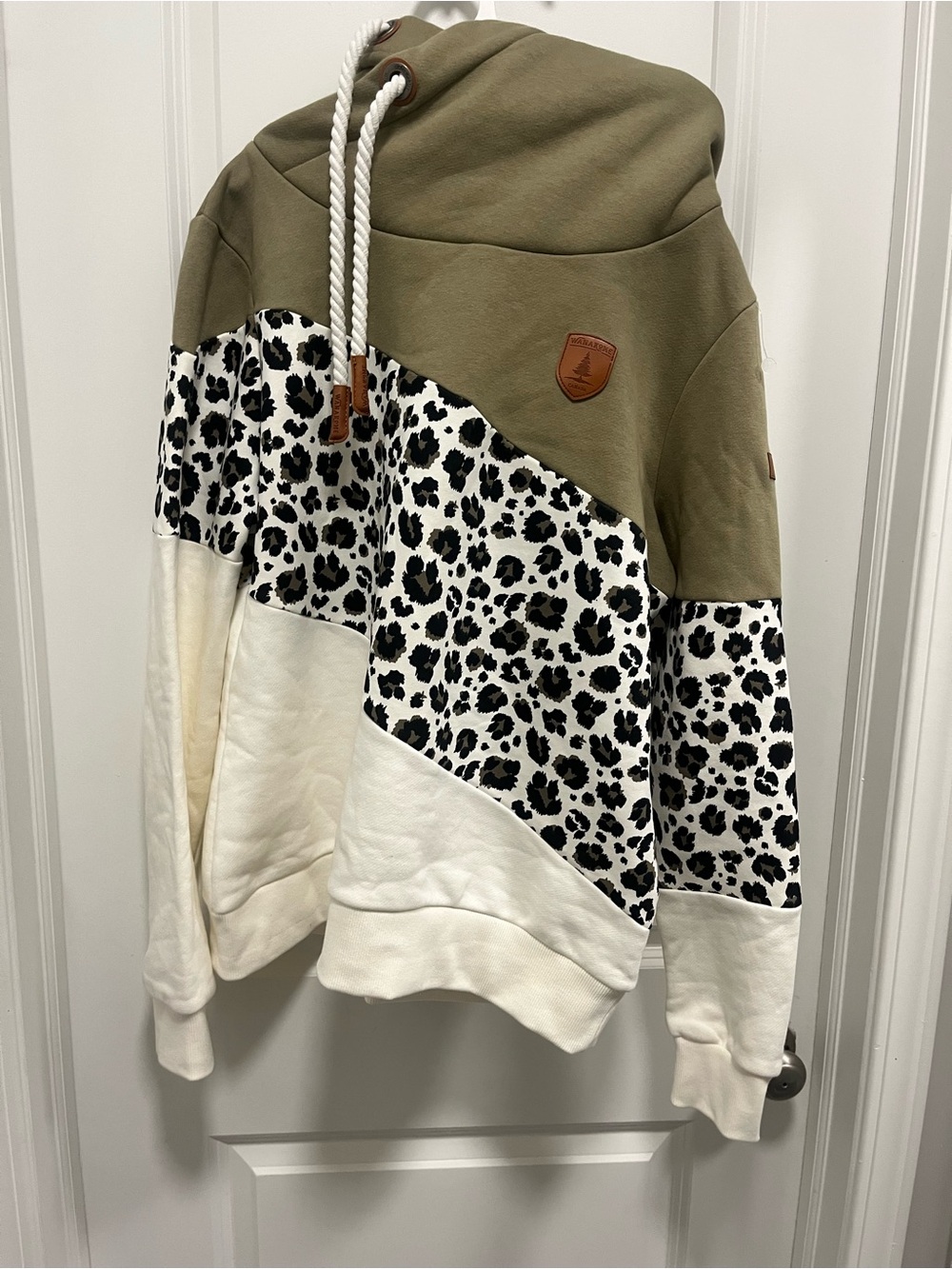 Wanakome Canada Hoodie Size XL, Made in Turkey Leopard And Green